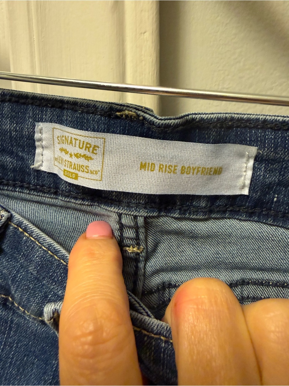 Levi’s Classic High-Rise Distressed Women’s Jeans in Blue - Picture 6 of 9